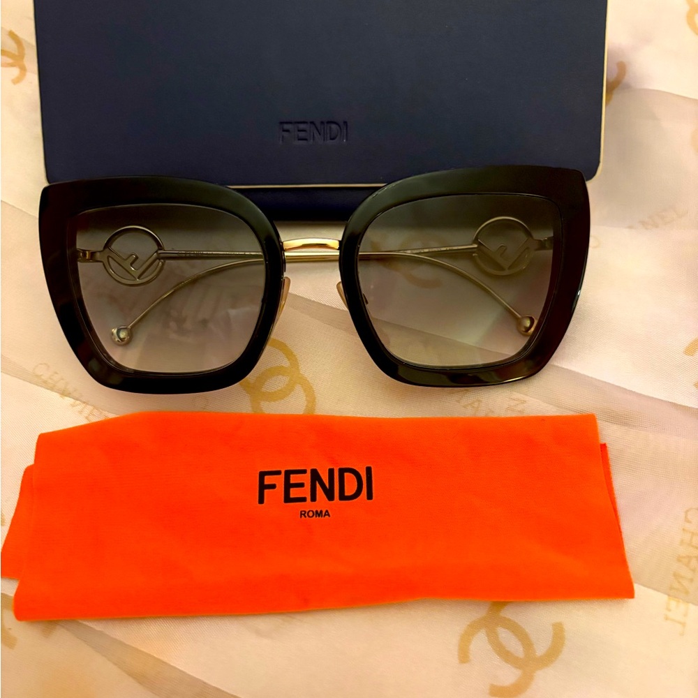 FENDI LARGE FRAME CAT EYE SUNGLASSES.